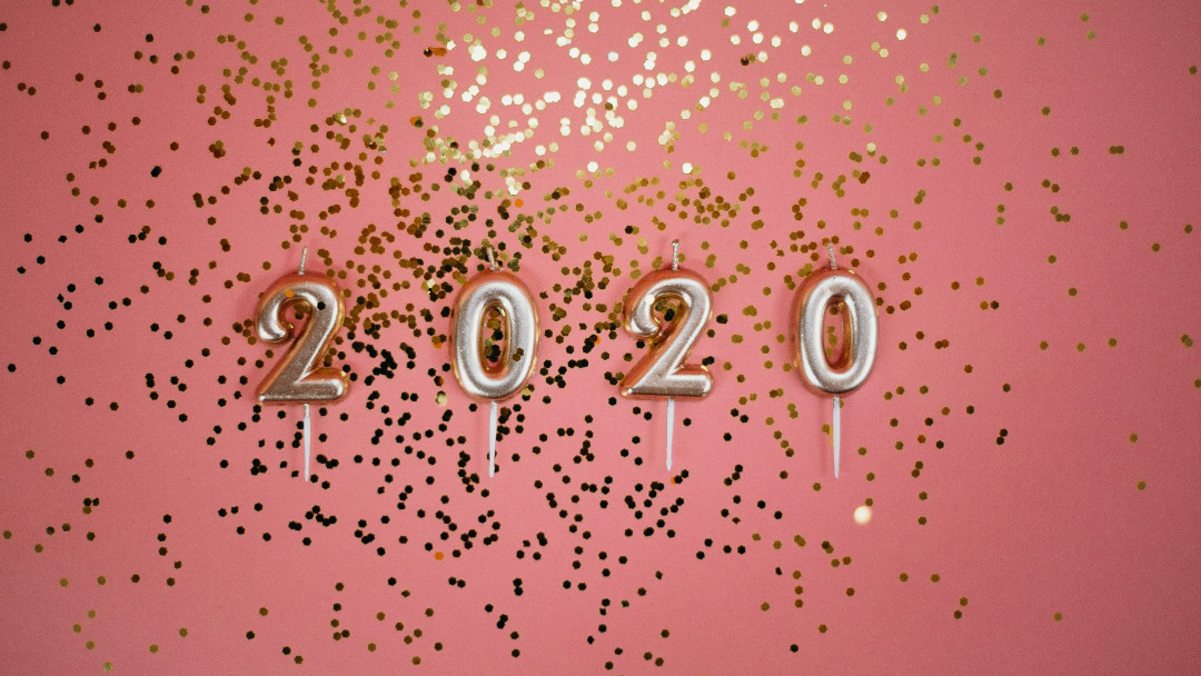 2020 balloon on pink background with gold confetti